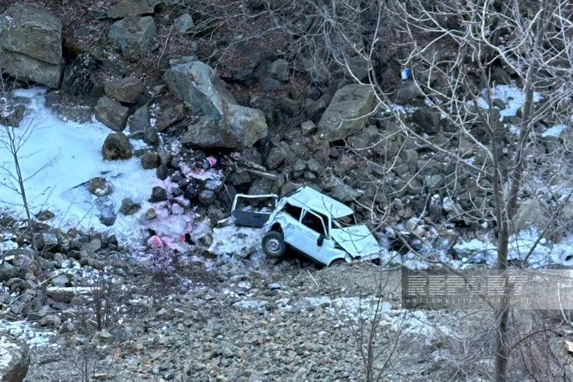 Kəlbəcərdə avtomobil dərəyə aşıb, ölən və xəsarət alan var