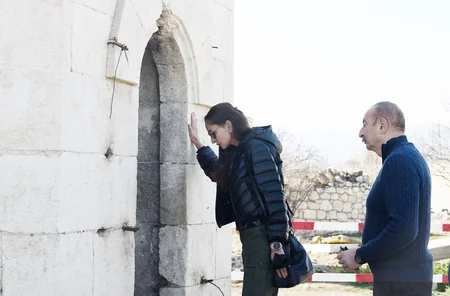 Azerbaijani president, first lady visit tombs and house of Karabakh khans