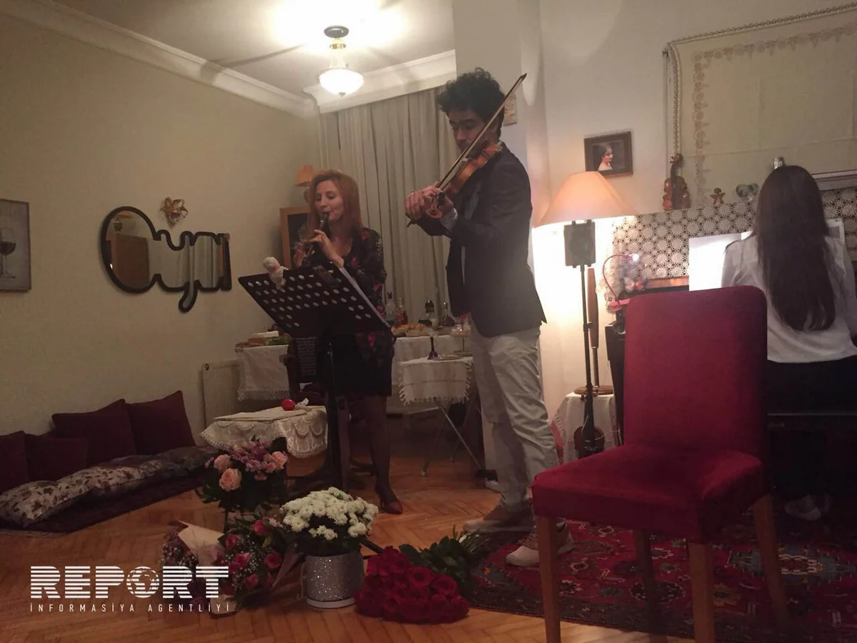 Türkiyəli opera ifaçısı Oya Ergün evində konsert verib