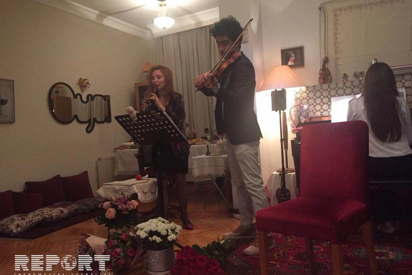 Türkiyəli opera ifaçısı Oya Ergün evində konsert verib