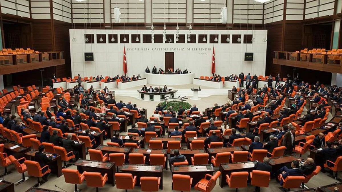 Türkiyə parlamentində müxalifəti təmsil edən deputatlar arasında dava olub - VİDEO