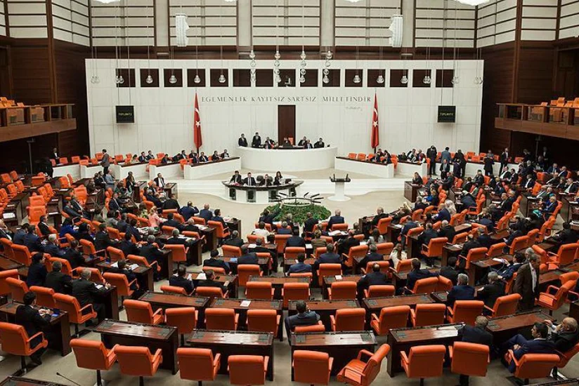 Türkiyə parlamentində müxalifəti təmsil edən deputatlar arasında dava olub - VİDEO