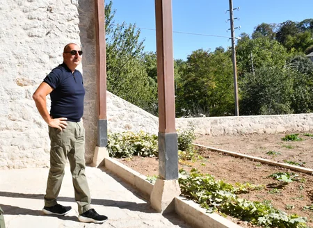 İlham Əliyev və Mehriban Əliyeva Şuşada Mehmandarovların malikanə kompleksindəki bərpa işləri ilə tanış olublar