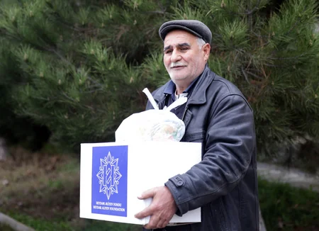 Heydər Əliyev Fondu aztəminatlı ailələrə Novruz sovqatları paylayır