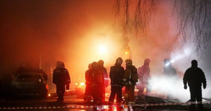 В Москве в жилом доме произошел взрыв с последующим возгоранием