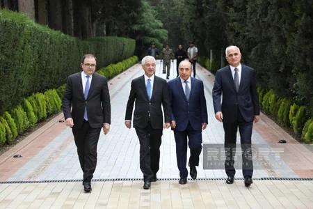 Dövlət və hökumət rəsmiləri Ulu Öndərin xatirəsini anıblar