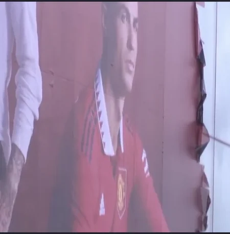 Ronaldunun posteri Old Trafford stadionundan götürülüb