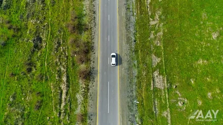 Ağsuda 12 yaşayış məntəqəsini birləşdirən avtomobil yolu yenidən qurulur