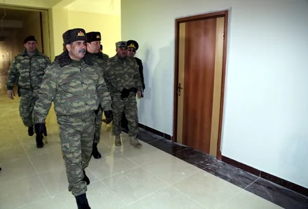 Müdafiə naziri hərbi şəhərcikdə aparılan əsaslı tikinti işlərini yoxlayıb