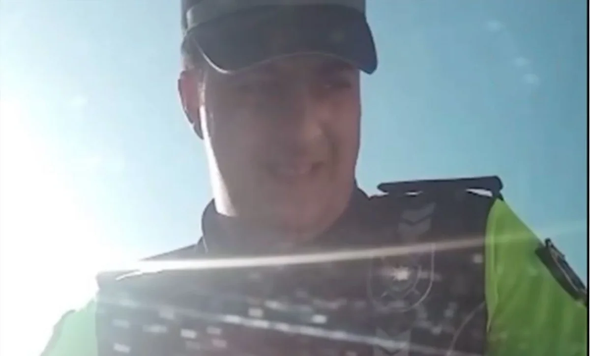 Sürücüdən rüşvət aldığı iddia edilən polis cəzalandırıldı