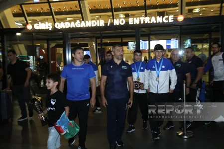 Dünya çempionatında uğurlu çıxış edən Azərbaycanın yunan-Roma güləşçiləri Vətənə qayıdıblar