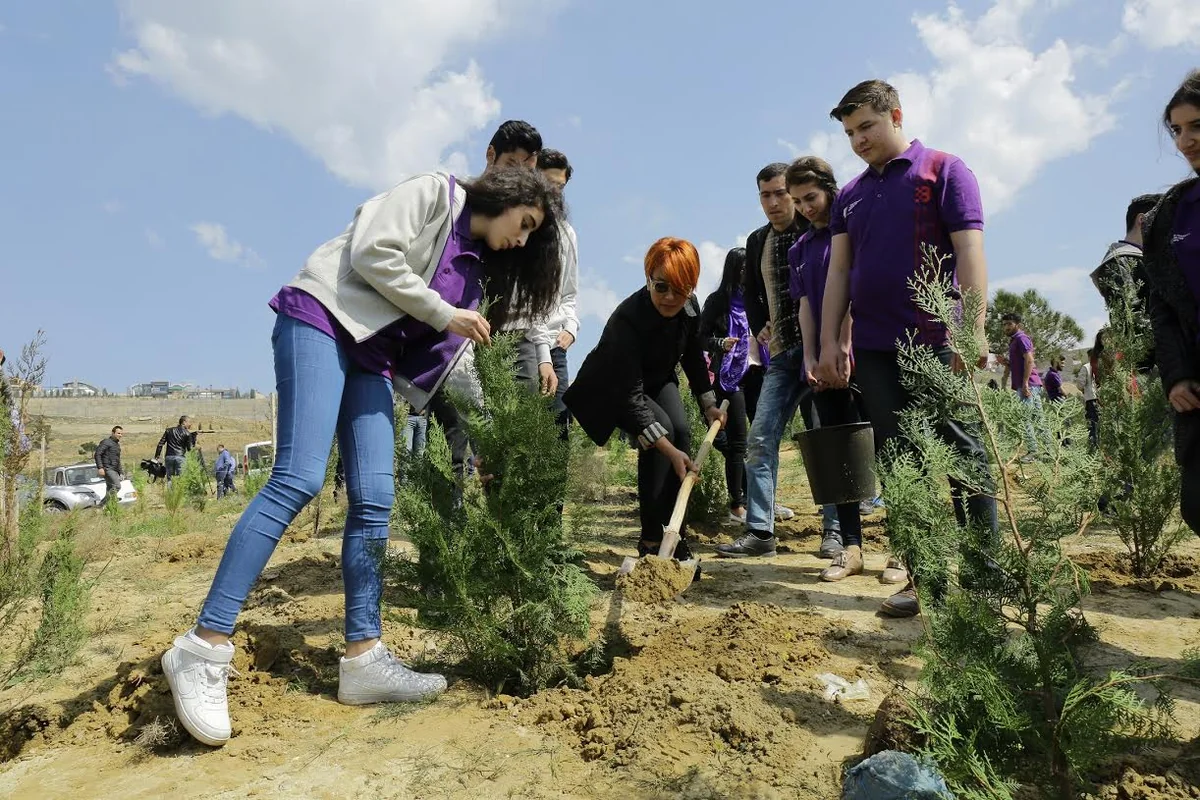 Tünzalə Ağayeva Dostluq Parkında ağacəkmə aksiyasına qatılıb