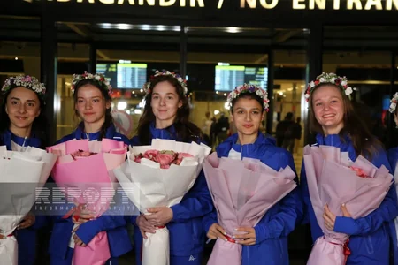 Avropa çempionatında olimpiadaya lisenziya qazanan bədii gimnastlar Vətənə qayıdıb