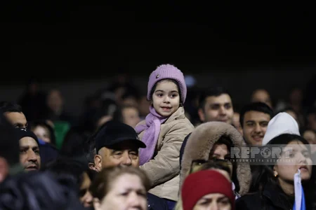 Bakıda Heydər Əliyev Mərkəzinin qarşısında xalq seçkinin ilkin nəticələrini izdihamla qeyd edir
