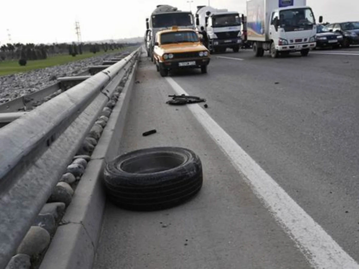 Salyanda yük maşını yol kənarında dayanan avtomobilə çırpılıb, ata və qızı yaralanıb