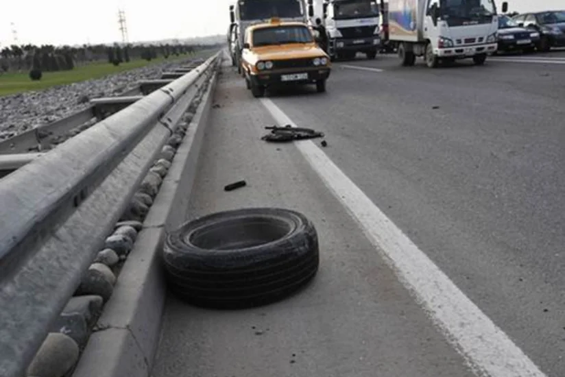 Salyanda yük maşını yol kənarında dayanan avtomobilə çırpılıb, ata və qızı yaralanıb