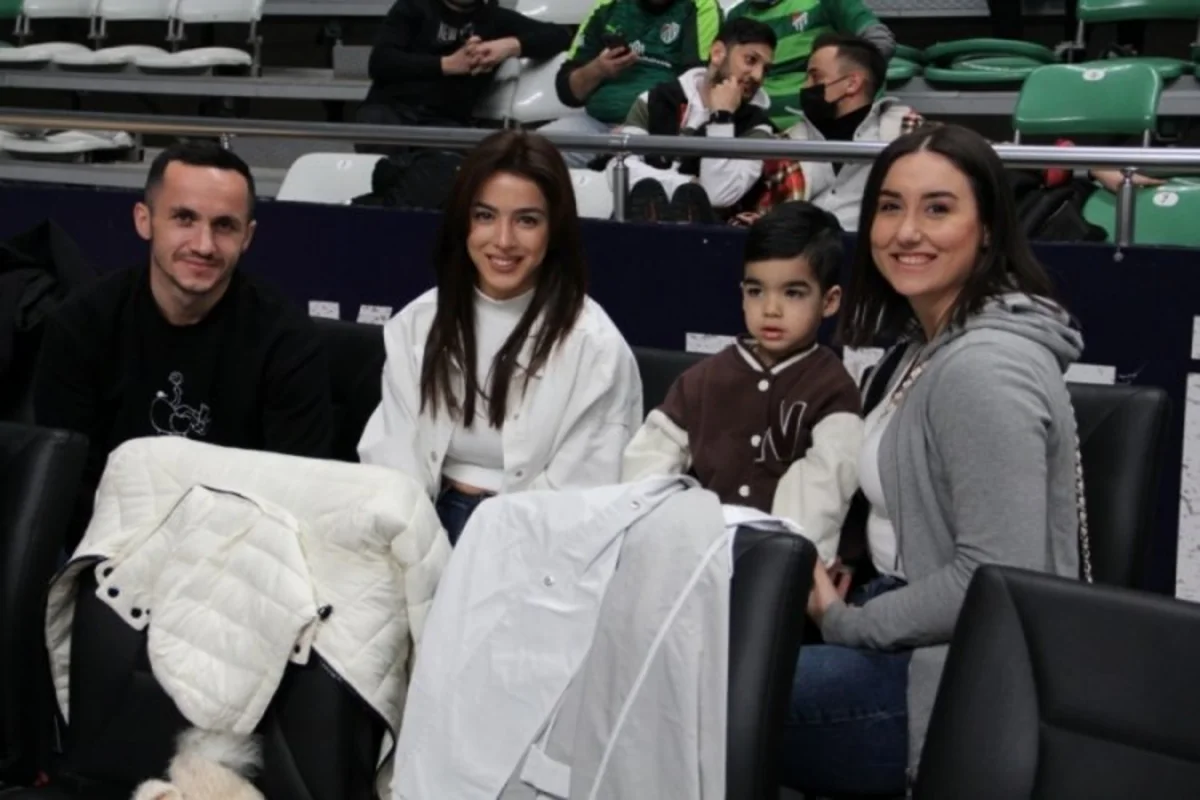 Namik Ələskərov ailəsi ilə birlikdə basketbol matçını izləyib