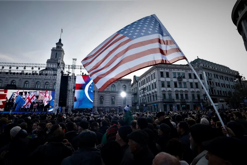 Demokratiya bayrağı altında mürtəce siyasət: Azərbaycanla bacarmayan Qərb Gürcüstanı hədəfə alıb