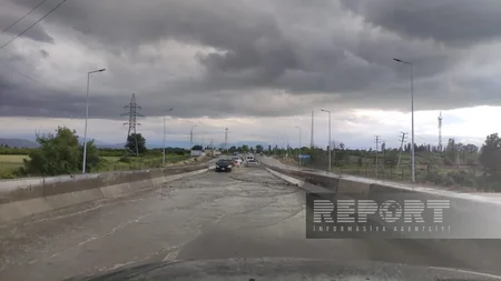 Xaçmaz-Quba yolunda sel suları avtomobillərin hərəkətini çətinləşdirib