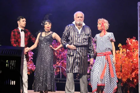 Rus Dram Teatrında Blisslər ailəsi eksentrik komediyasının premyerası olub