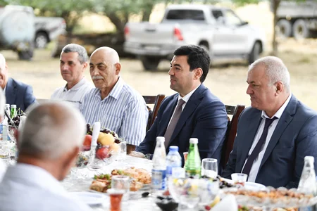 Məcnun Məmmədov Xaçmazda taxıl biçinini izləyib, fermerlərlə görüşüb