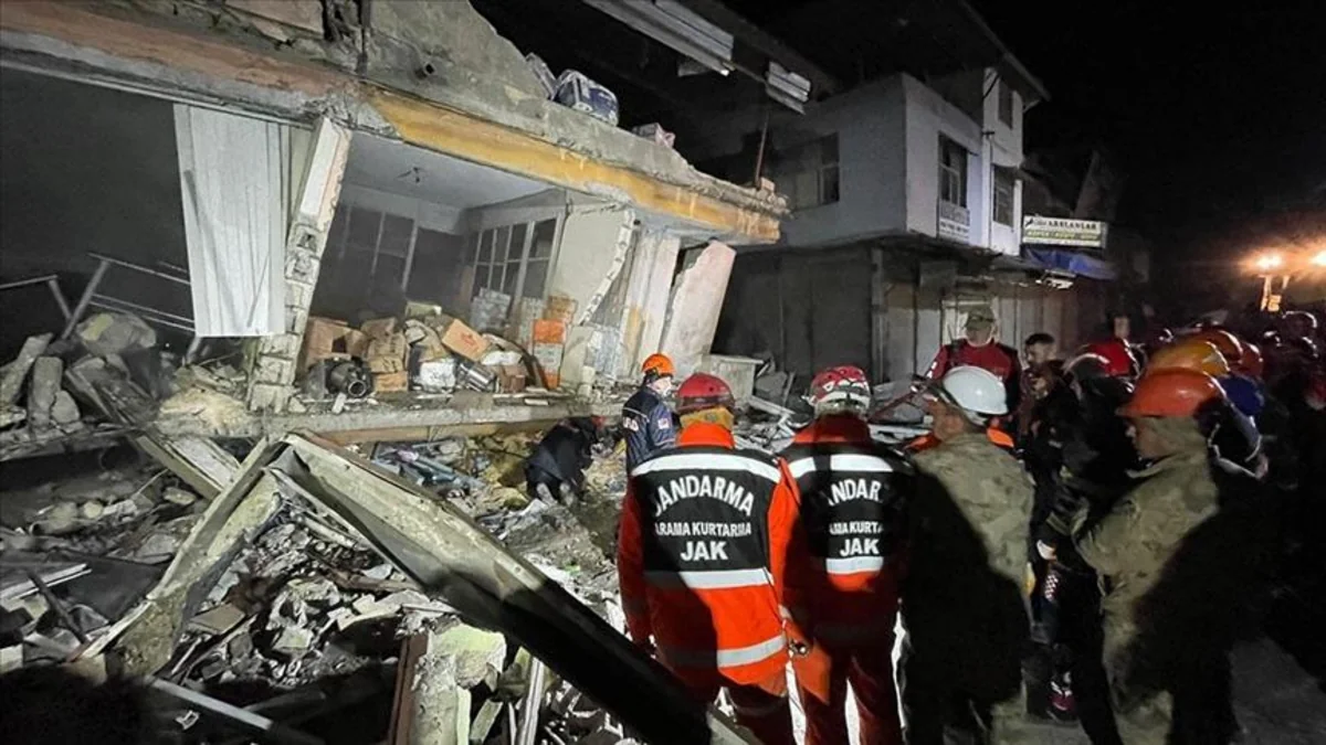 Ötən gün Türkiyədə baş verən zəlzələdə yaralananların sayı 560-ı ötüb