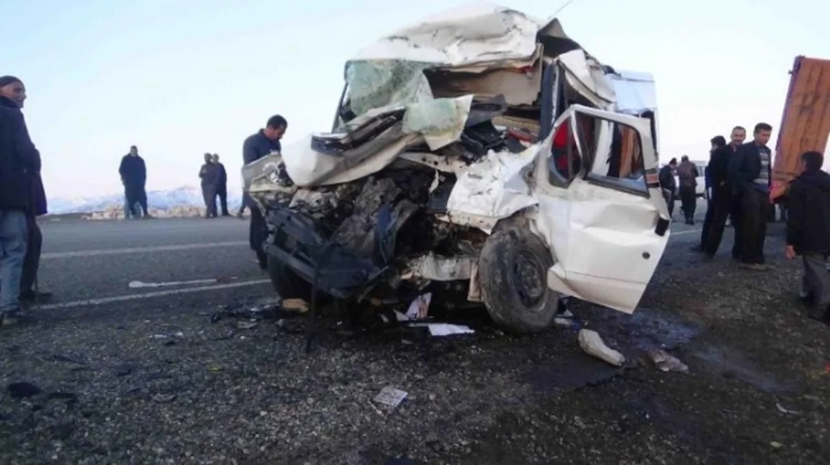 Bus crashes into truck in Turkey: 7 killed, 23 injured