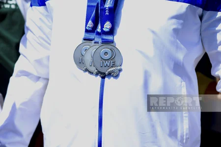 Dünya Kubokunda üç gümüş medal qazanan Azərbaycan ağırlıqqaldıranı Vətənə qayıdıb