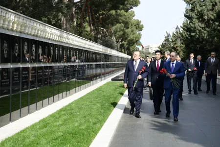 Çin Kommunist Partiyasının nümayəndə heyəti Ümummilli Liderin məzarını və Şəhidlər xiyabanını ziyarət edib