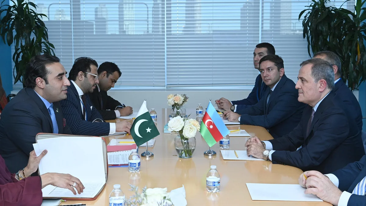 Ceyhun Bayramov Pakistanın XİN başçısı ilə görüşüb