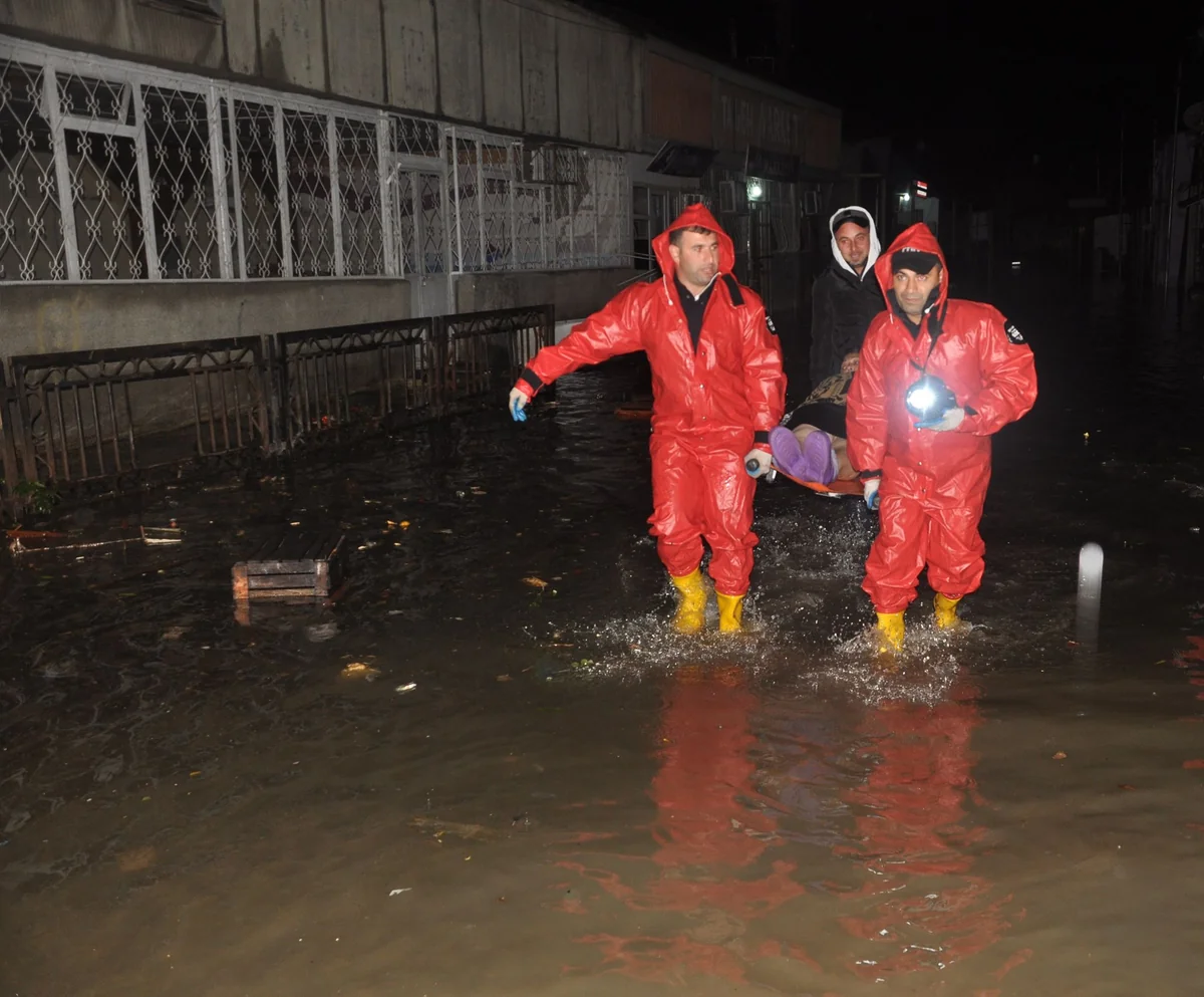 Bakıda fərdi yaşayış evlərindən 77 nəfər təhlükəsiz əraziyə təxliyyə olunub