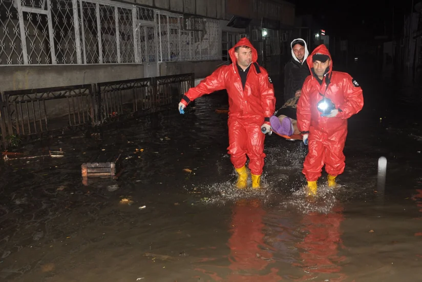 Bakıda fərdi yaşayış evlərindən 77 nəfər təhlükəsiz əraziyə təxliyyə olunub
