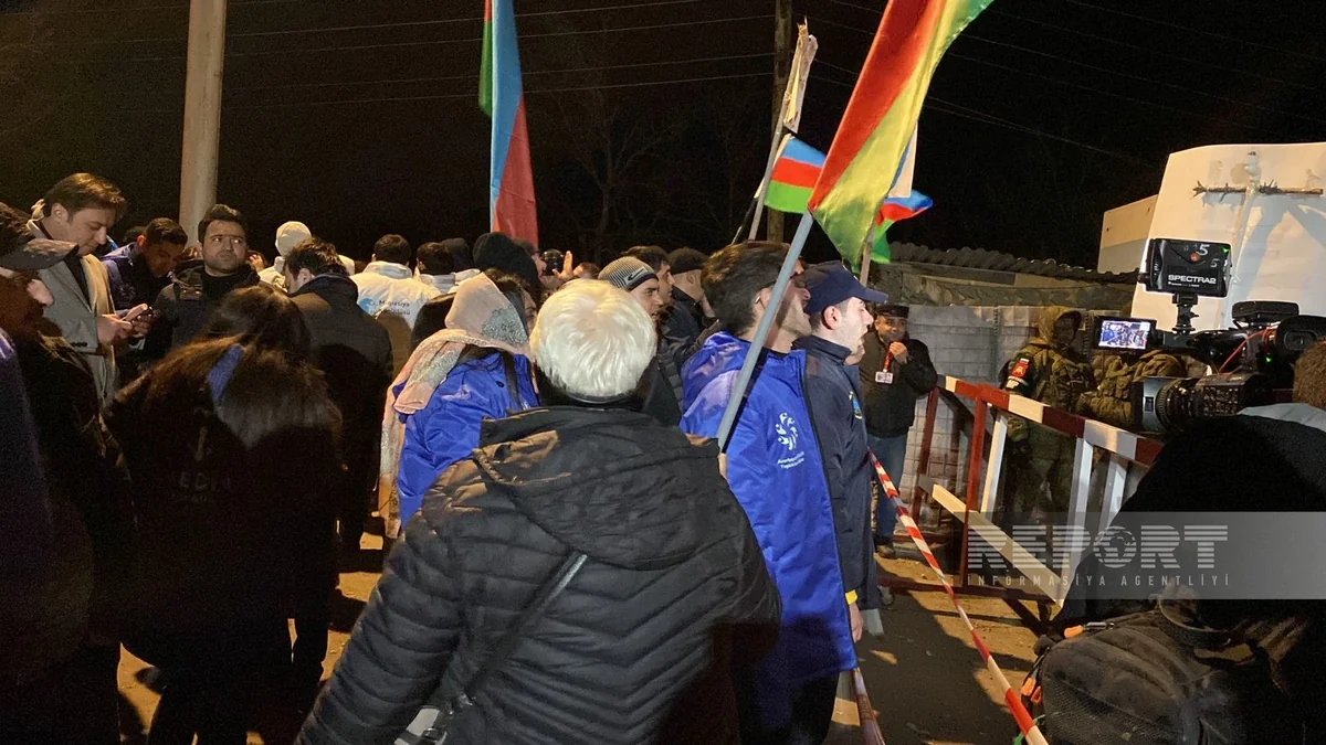 Şuşa-Xankəndi yolunda aksiyaçılar vətənpərvərlik ruhunda şüarlar səsləndirir
