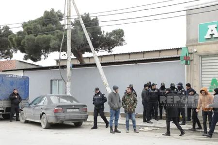 FHN əməkdaşları Binədə qanunsuz tikilmiş obyekti sökür - YENİLƏNİB