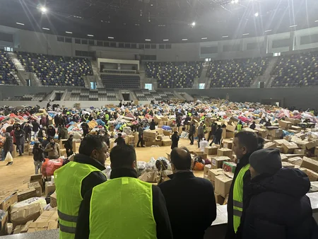 Səfir humanitar yardımların toplandığı məkana gəlib: Azərbaycanla Türkiyə yenə də tək ürək olub