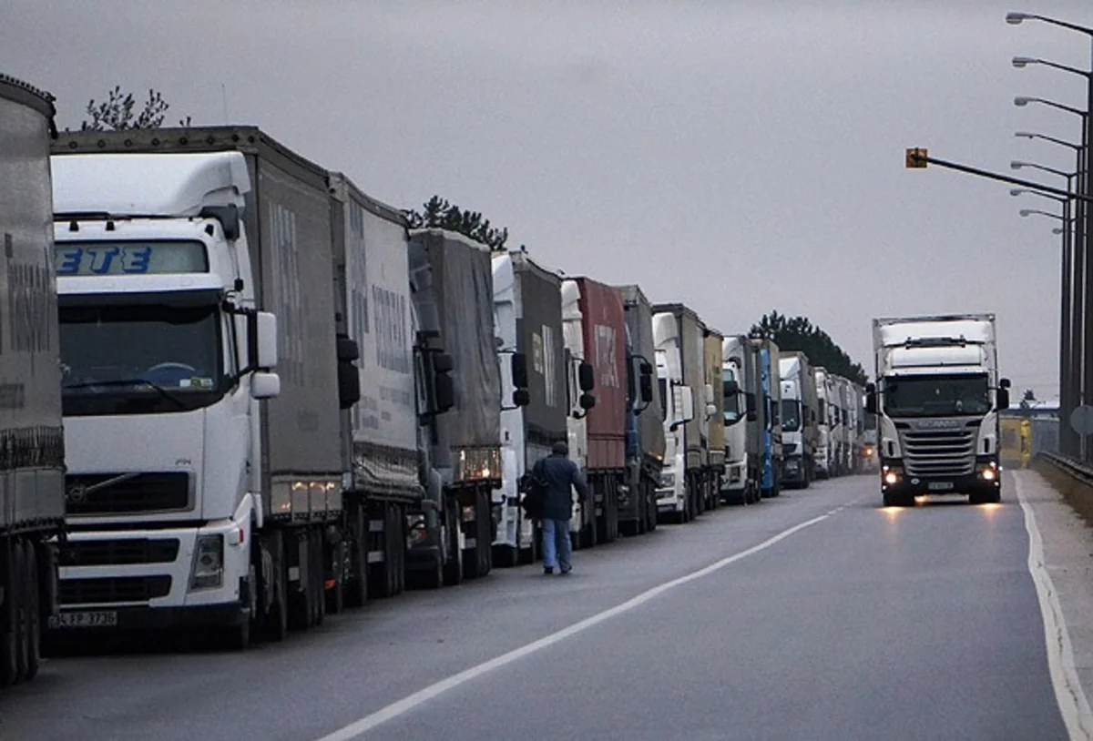 Iran seals Turkish trucks’ fuel tanks at border gate