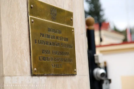 ​Жители Баку несут цветы к посольству России - ФОТО