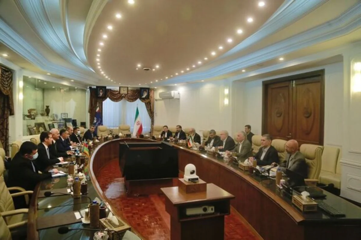 Azerbaijan, Iran discuss development of oil and gas cooperation