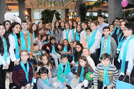 Leyla Əliyeva xüsusi qayğıya ehtiyacı olan uşaqlar üçün keçirilən şənlikdə iştirak edib