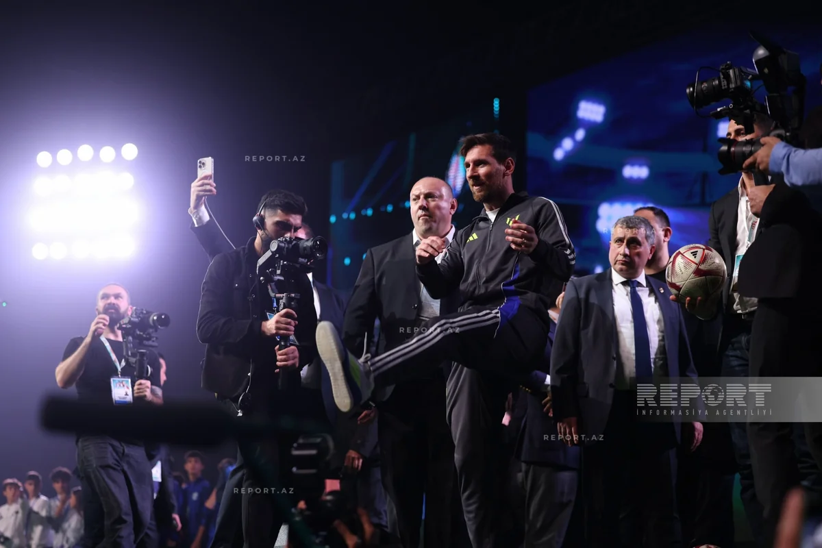 Əfsanəvi futbolçu Lionel Messi və komanda yoldaşları Bakıda fanatları ilə görüşüblər