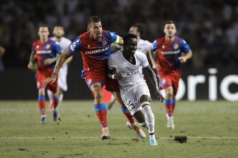 Qarabağın legioneri Bavariyanın futbolçusu ilə eyni sırada yer alıb