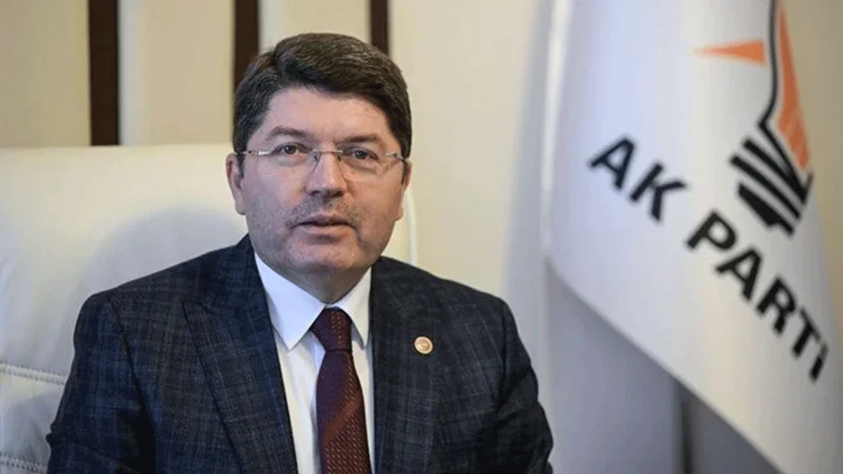 Türkiyəli nazir: Mövcud konstitusiyanın maddələri arasında bəzi ziddiyyətlər var