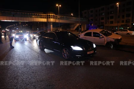 Bakıda avtomobil maneəyə çırpıldı, xəsarət alan var