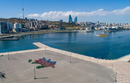 Könüllülərin iştirakı ilə Vətən var olsun! adlı fləşmob keçirilib