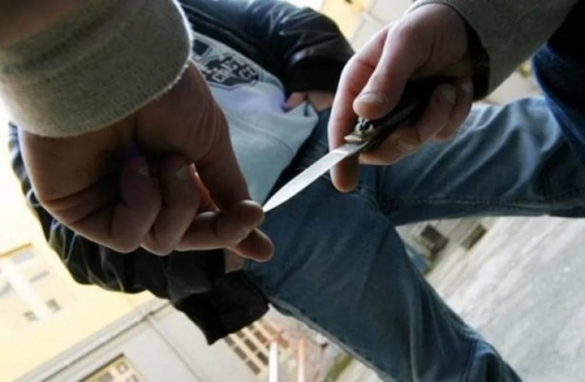 Paytaxtda 17 yaşlı gənc qarnından bıçaqlandı