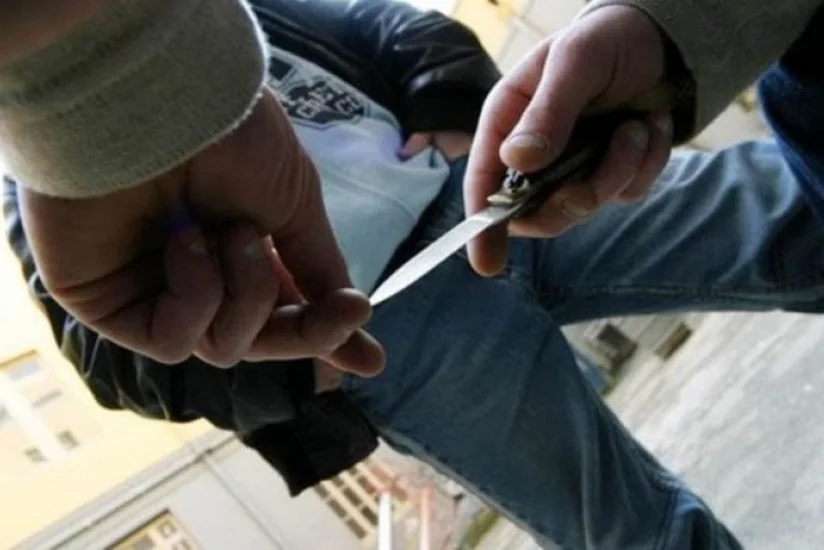 Paytaxtda 17 yaşlı gənc qarnından bıçaqlandı