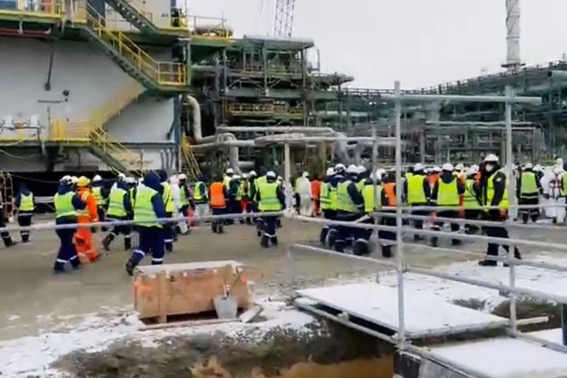 На крупнейшем казахстанском месторождении Тенгиз рабочие собрались на митинг