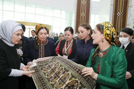 Mehriban Əliyeva Türkmənbaşı şəhərində təsviri və dekorativ sənət əsərlərindən ibarət sərgilərlə tanış olub