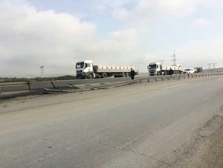 Hacıqabulda yol qəzası baş verib, yol təsərrüfatına ziyan dəyib