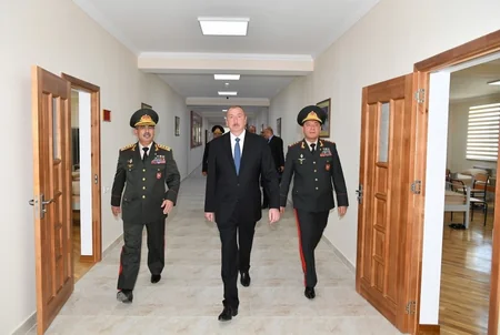 Prezident İlham Əliyev Cəmşid Naxçıvanski adına Hərbi Liseydə yenidənqurma işlərindən sonra yaradılan şəraitlə tanış olub - YENİLƏNİB - FOTO